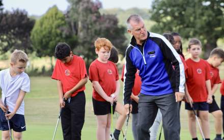 Golf professional teachers young players