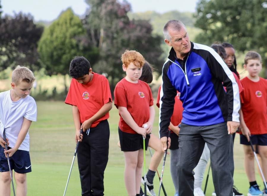 Golf professional teachers young players